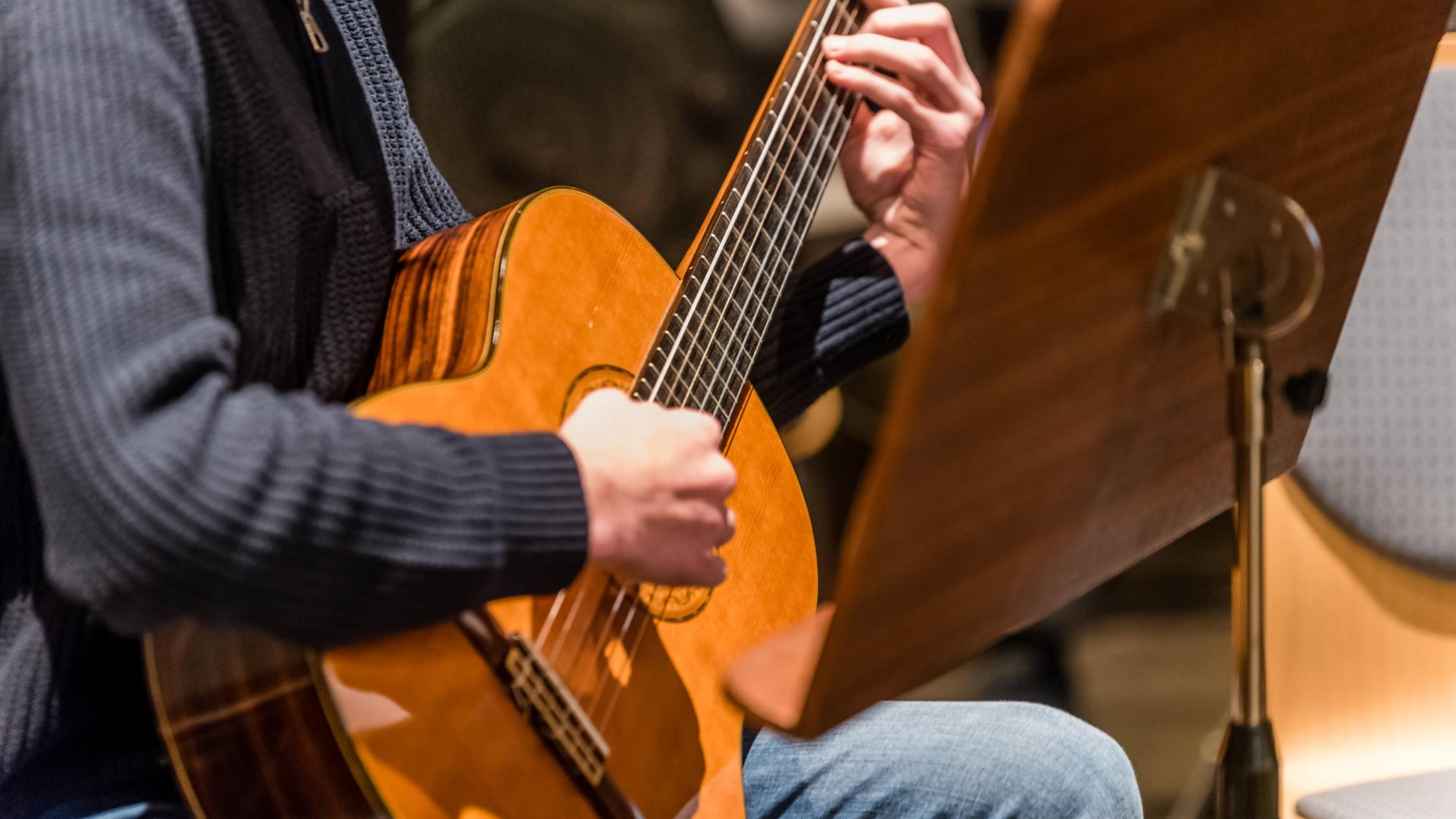 Gitarre, Band Elpida