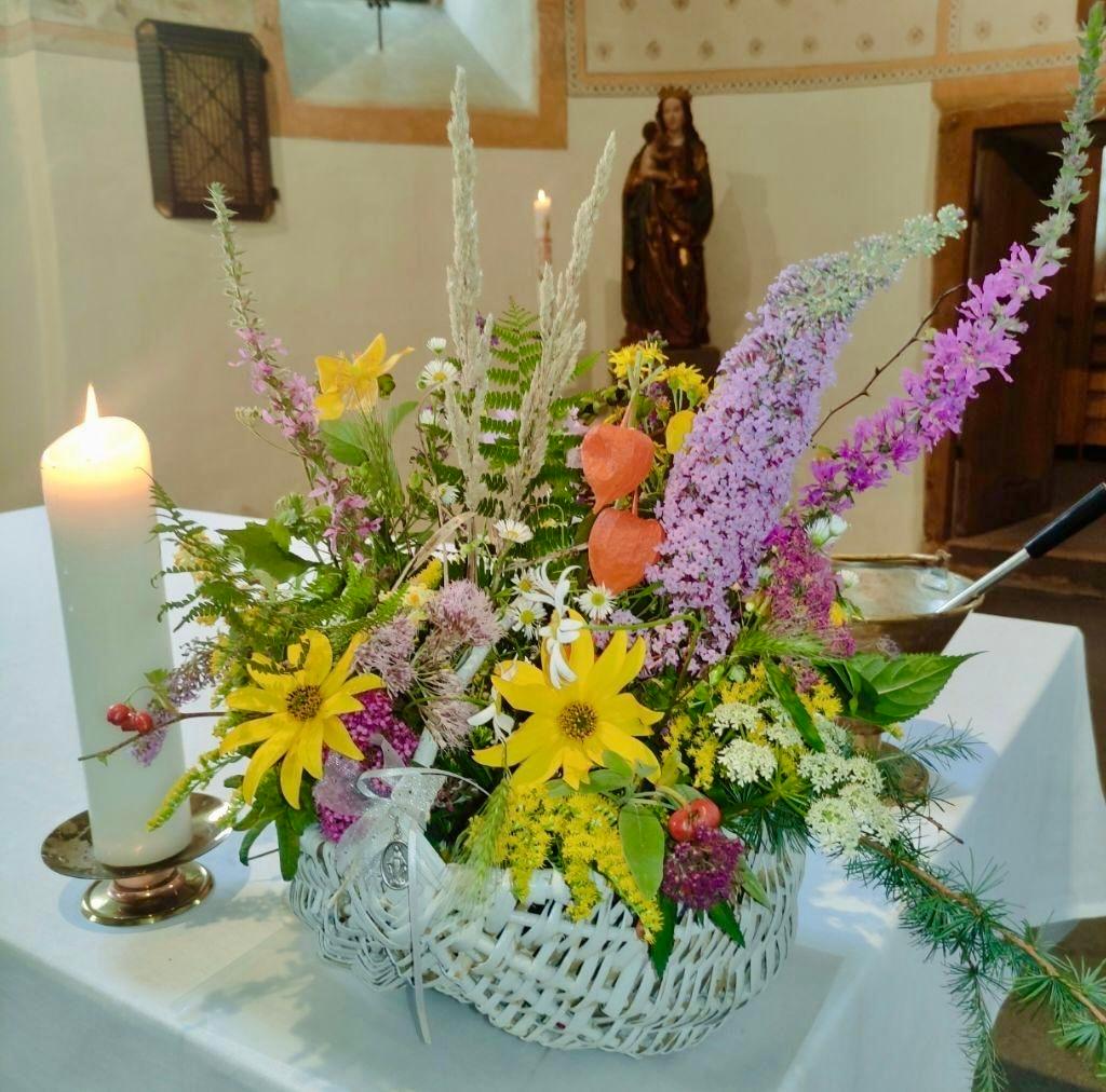 Kräuterstrauß auf dem Altar der Alten Kirche