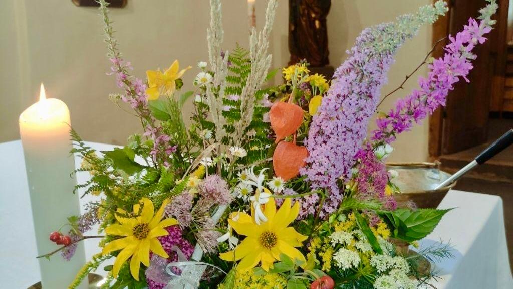 Kräuterstrauß auf dem Altar der Alten Kirche