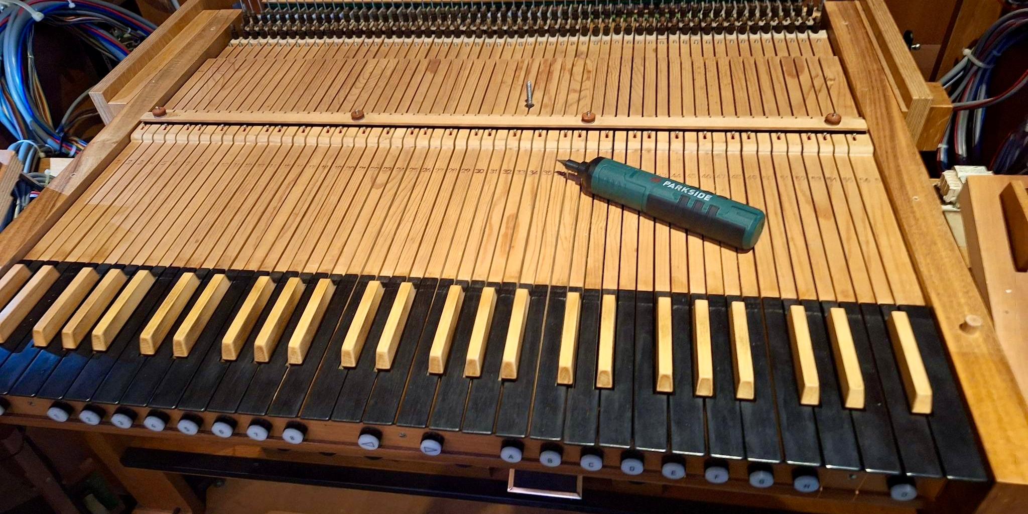 Manual mit Werkzeug