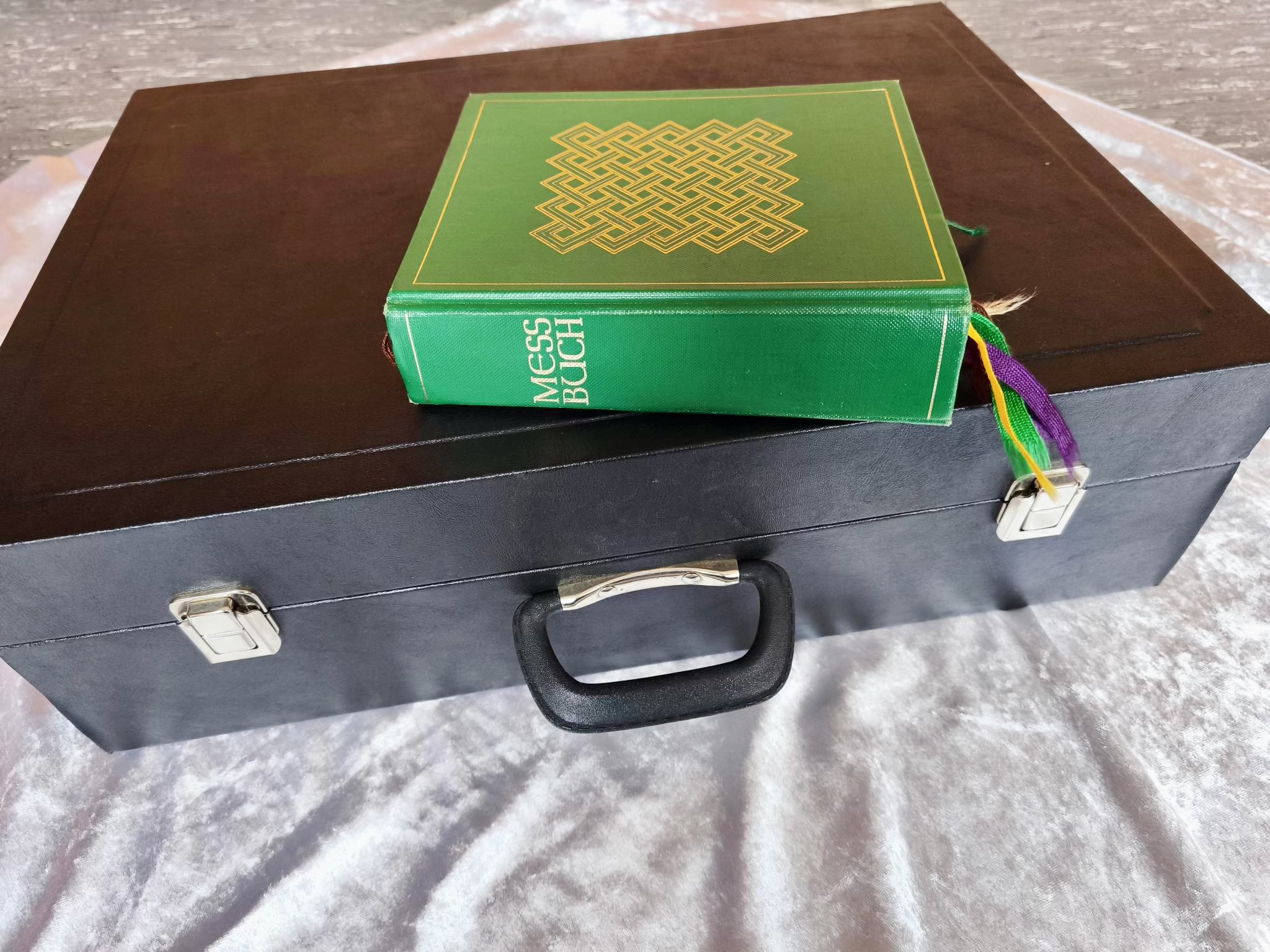 Messkoffer und Messbuch