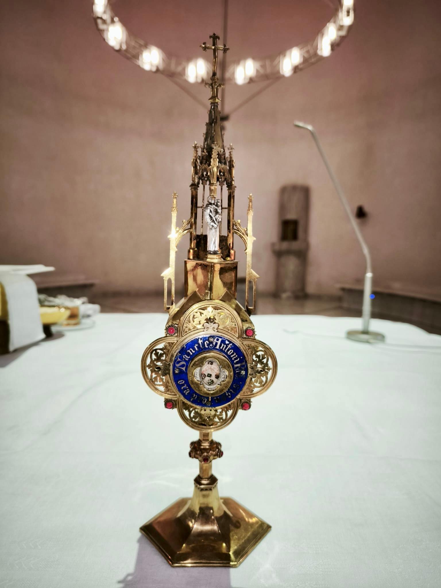 Reliquiar auf Altar in St. Elisabeth