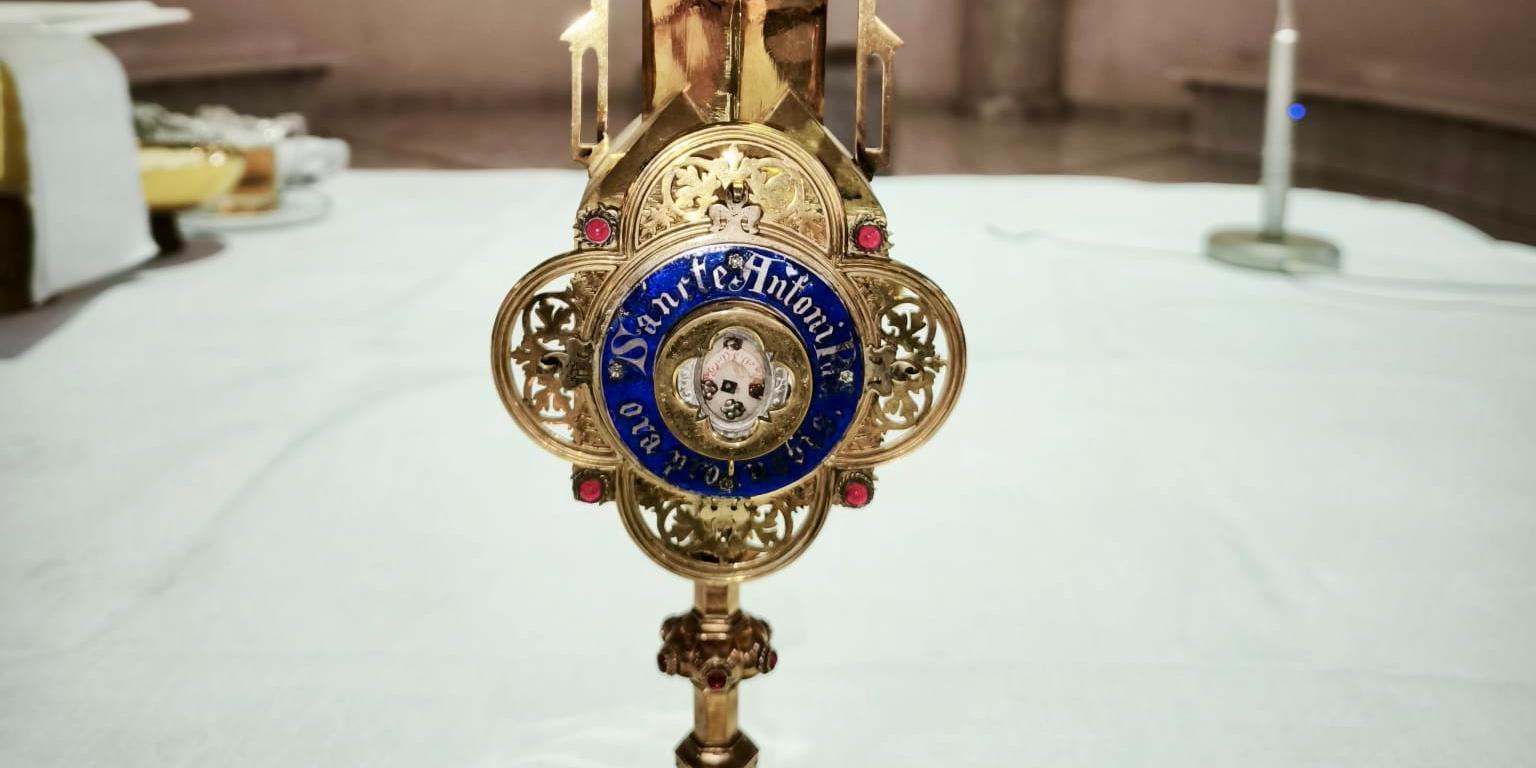 Reliquiar auf Altar in St. Elisabeth