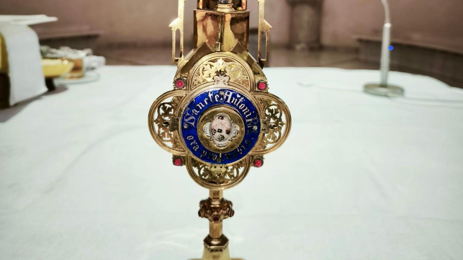 Reliquiar auf Altar in St. Elisabeth