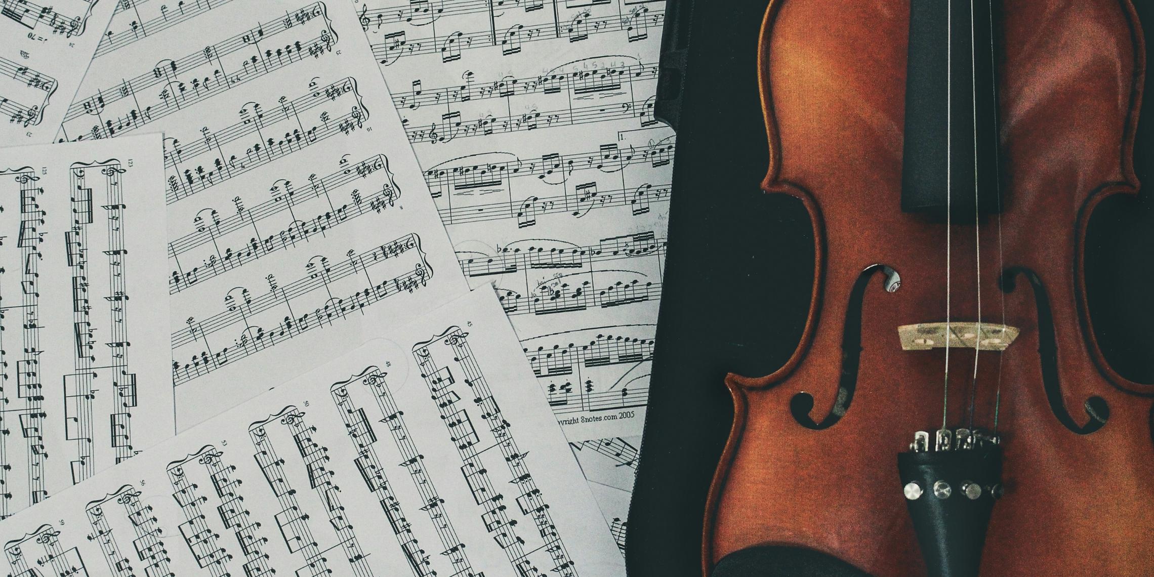 Noten und Geige; Foto: Stefany Andrade, unsplash.com