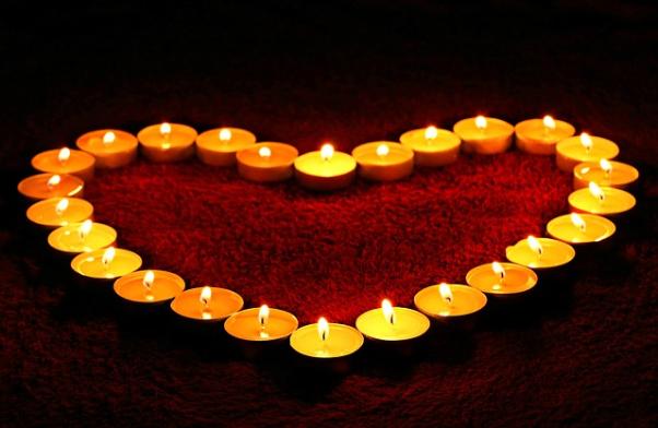 Herz aus Kerzen