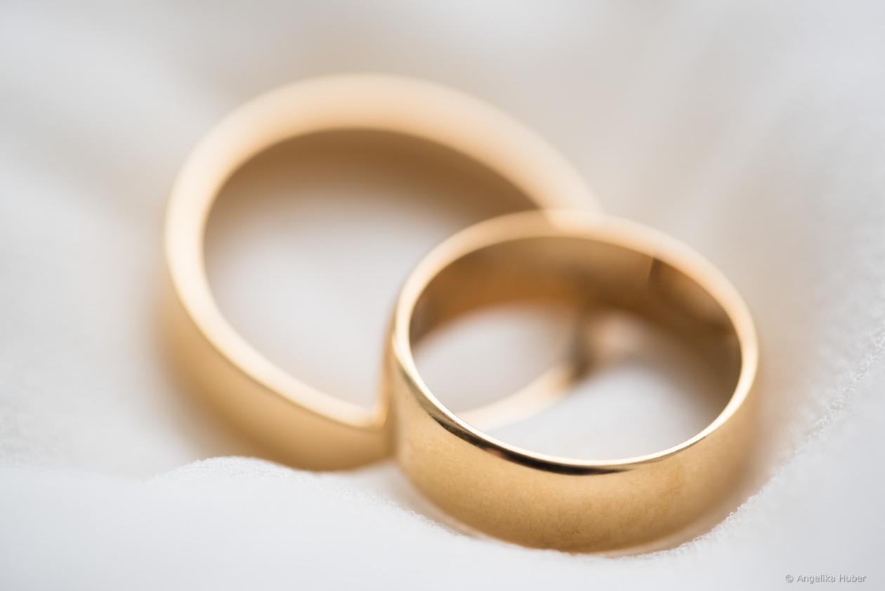 Trauringe, Ehe, Eheschließung, Feier, Goldhochzeit, Zeichen der Verbundenheit, Verbindung, Bindung, Paar, zusammen gehören, Zusammengehörigkeit, Sakrament der Ehe, Hochzeit, Ex-Bild-DB-ID: 19671